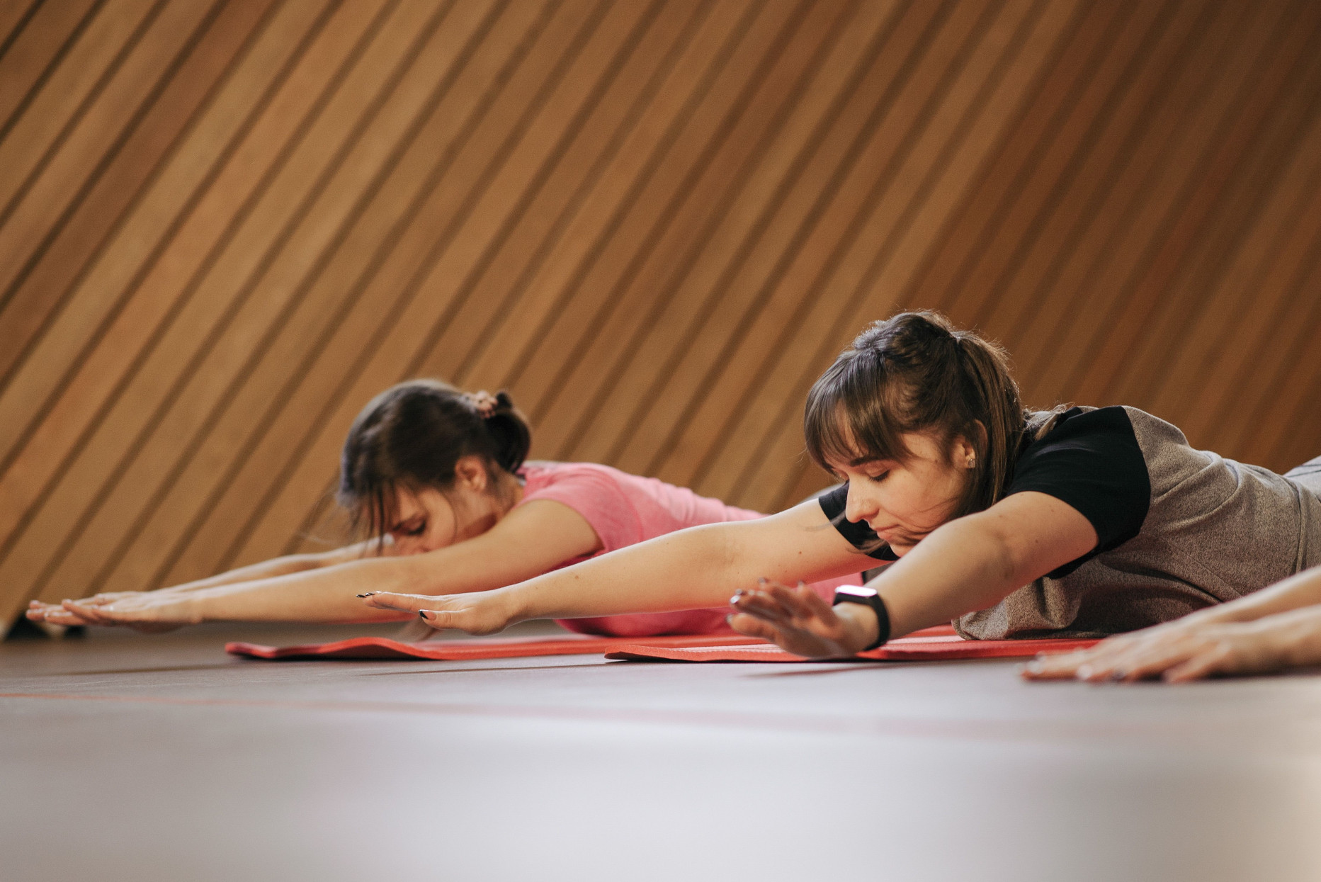 Pilates i ćwiczenia na kręgosłup w domu — jaki sprzęt może się przydać?